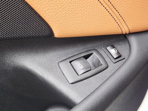 Used 2020 BMW 530e w/ M Sport Package image 25