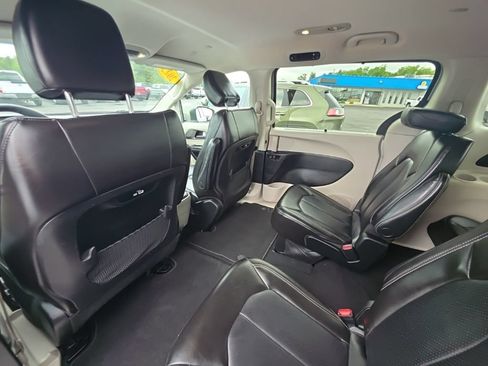 Used 2023 Chrysler Pacifica Touring-L FWD image 15