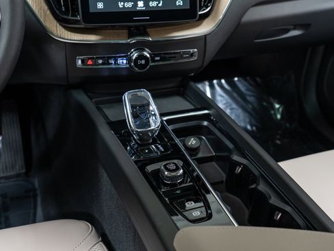 New 2026 Volvo XC60 B5 Plus w/ Climate Package image 20