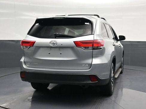 Used 2019 Toyota Highlander XLE FWD image 2