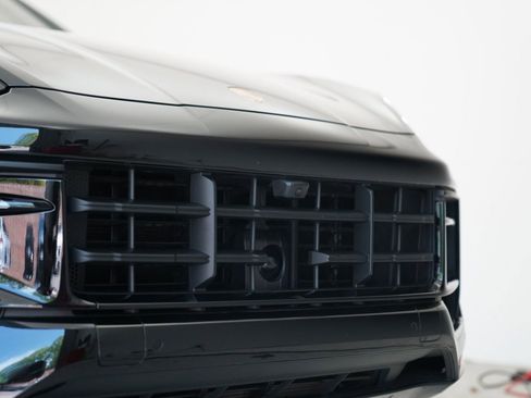Used 2025 Porsche Cayenne GTS AWD/4WD image 6