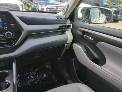 Used 2022 Toyota Highlander Limited FWD image 17