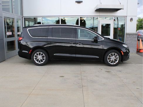 Used 2021 Chrysler Pacifica Touring-L w/ Premium & Safety Sphere Group AWD/4WD image 4
