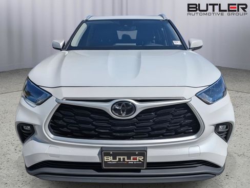 Used 2022 Toyota Highlander XLE AWD/4WD image 11