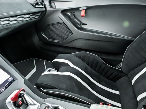 Used 2022 Lamborghini Huracan STO RWD image 37