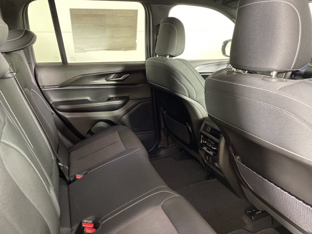 New 2025 Jeep Grand Cherokee Laredo X w/ Luxury Tech Group I AWD/4WD image 17