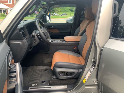 Used 2025 Lexus GX 550 w/ Accessory Package (2T) AWD/4WD image 11