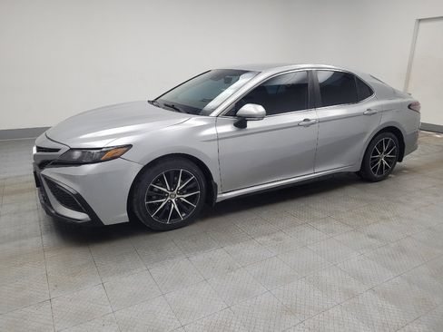 Used 2022 Toyota Camry SE image 2