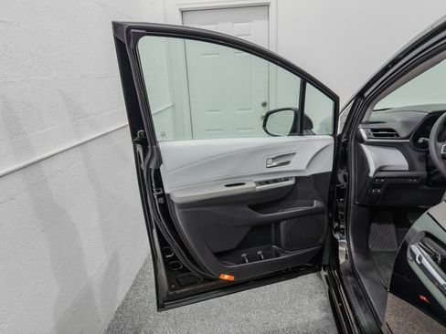 Used 2025 Toyota Sienna XLE AWD/4WD image 12