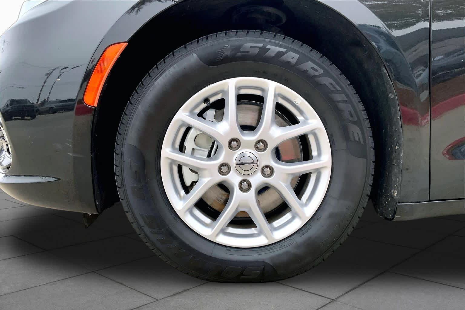 Used 2023 Chrysler Pacifica Touring-L FWD image 11