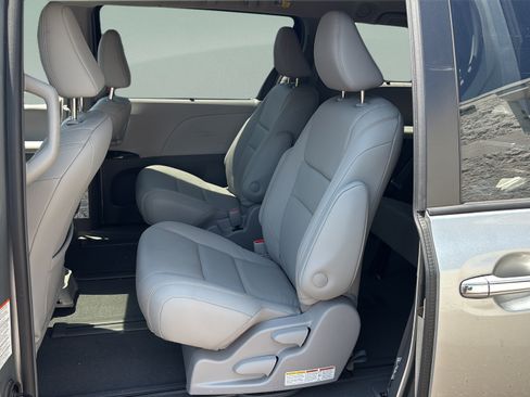 Used 2019 Toyota Sienna XLE w/ XLE Navigation Package AWD/4WD image 11