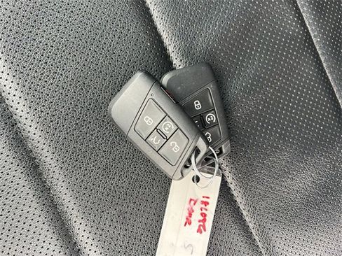 Used 2022 Volkswagen Tiguan SEL R-Line image 25