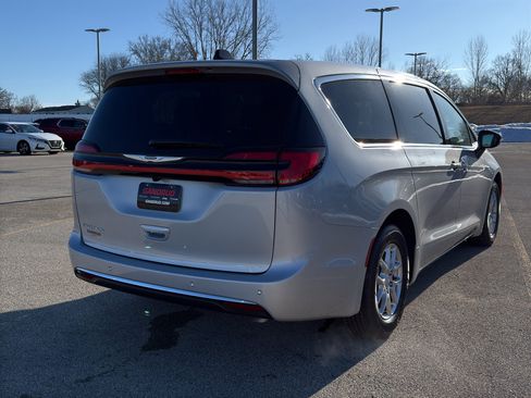 New 2026 Chrysler Pacifica Select FWD image 5