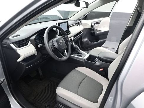 Used 2025 Toyota RAV4 XLE w/ Convenience Package FWD image 4