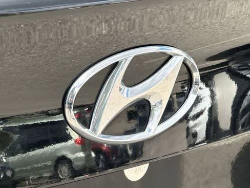 Used 2017 Hyundai Elantra SE image 16