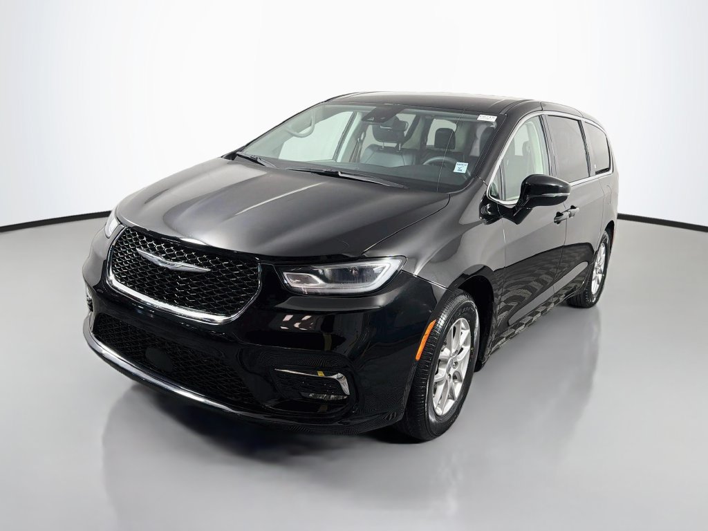 Used 2024 Chrysler Pacifica Touring-L FWD image 3