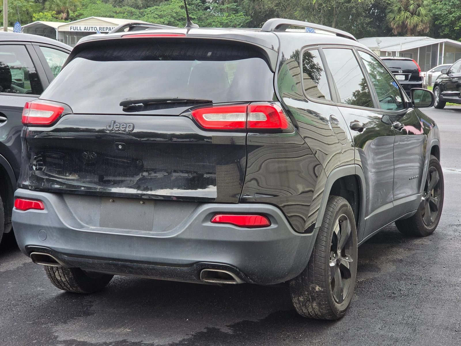 Used 2018 Jeep Cherokee Latitude w/ Altitude Package FWD image 4