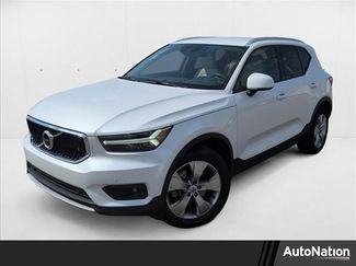 Used 2022 Volvo XC40 T5 Momentum image 1