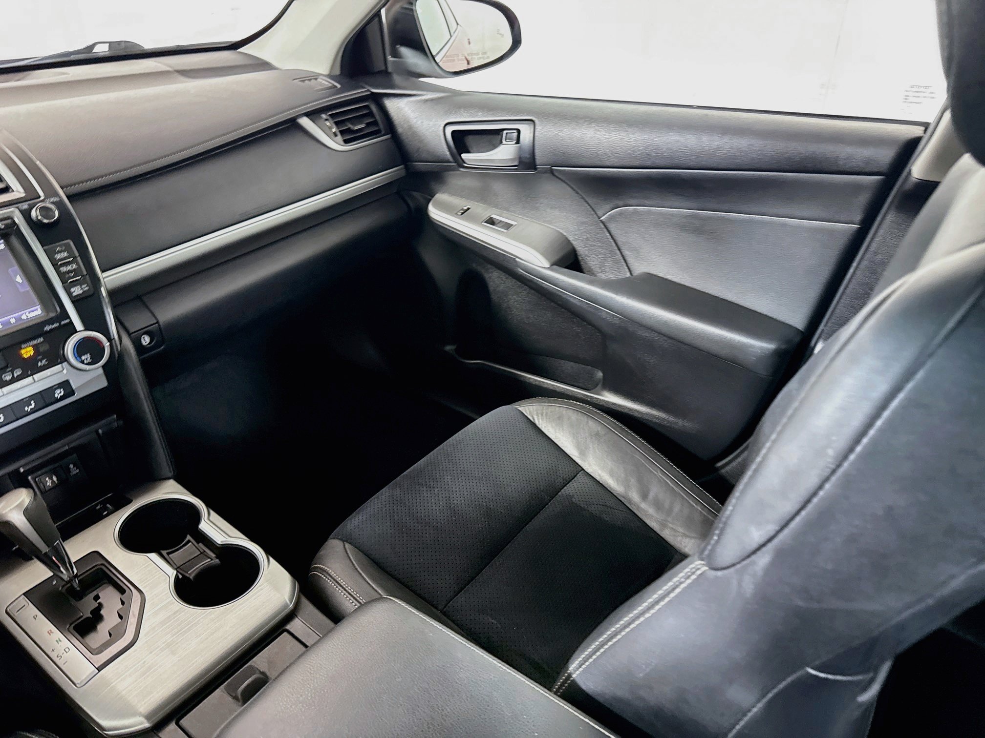 Used 2014 Toyota Camry SE w/ Leather Package FWD image 20