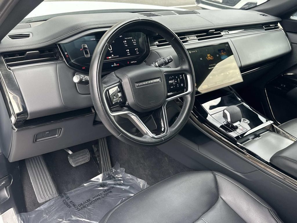 Used 2025 Land Rover Range Rover Sport SE AWD/4WD image 2