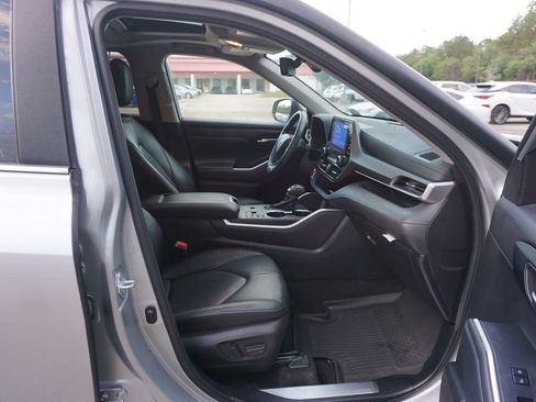 Used 2024 Toyota Highlander XLE FWD image 20