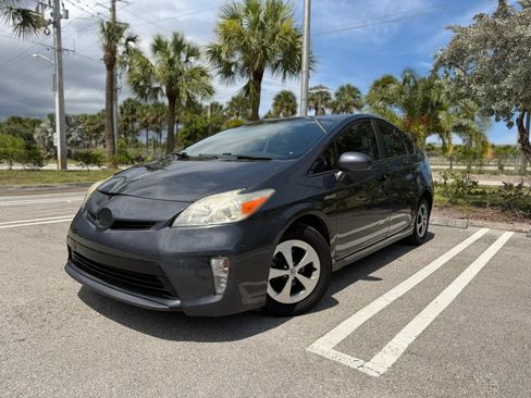 Used 2015 Toyota Prius Two FWD image 2