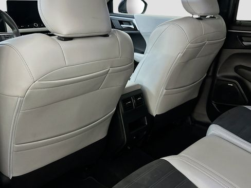 Used 2025 Mitsubishi Outlander SE image 28