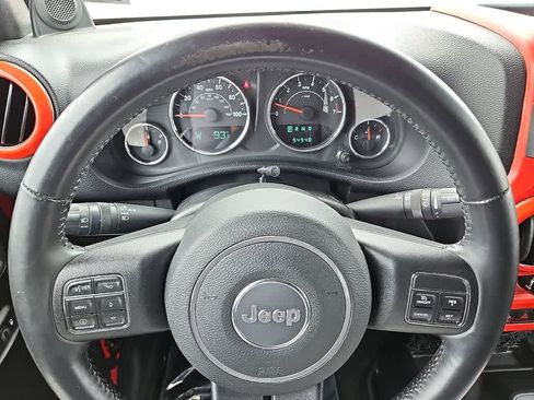 Used 2014 Jeep Wrangler Unlimited Sahara w/ Connectivity Group AWD/4WD image 16