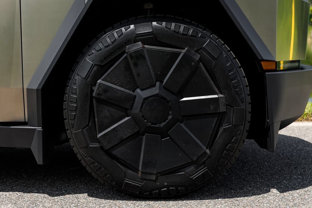 Used 2024 Tesla Cybertruck AWD Crew Cab image 38
