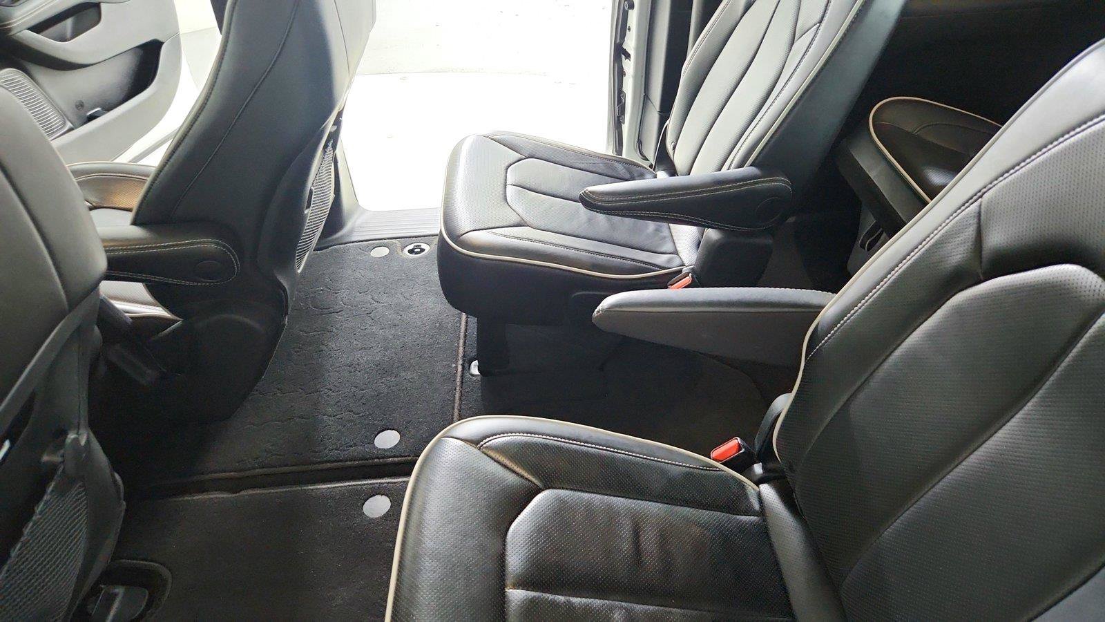 Used 2025 Chrysler Pacifica Limited FWD image 24
