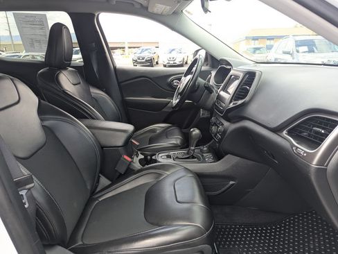 Used 2019 Jeep Cherokee Latitude Plus w/ Cold Weather Group AWD/4WD image 33