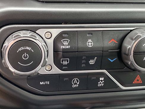 Used 2022 Jeep Gladiator Overland w/ Cold Weather Group AWD/4WD image 19
