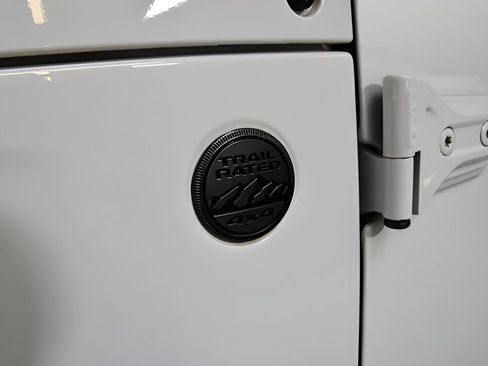 Used 2021 Jeep Gladiator Overland AWD/4WD image 37