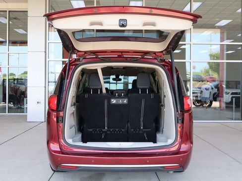 Used 2018 Chrysler Pacifica Touring-L w/ Premium Audio Group FWD image 8