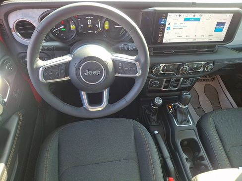 Used 2025 Jeep Wrangler Unlimited Sahara AWD/4WD image 11