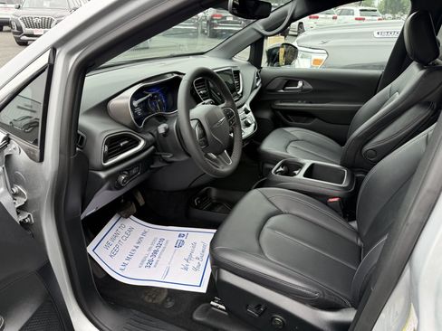 Used 2026 Chrysler Pacifica Select FWD image 9