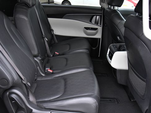 Used 2024 Kia Carnival LX image 44