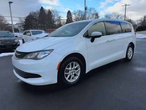 Used 2018 Chrysler Pacifica LX image 4