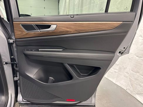 Used 2025 Volkswagen Atlas SE image 53