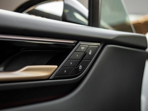 Certified 2025 Porsche Macan Electric RWD image 22