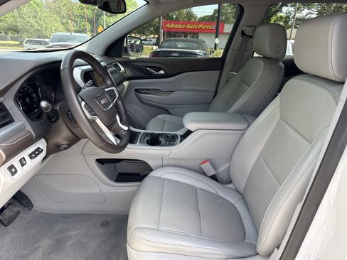 Used 2023 GMC Acadia SLT w/ Technology Package FWD image 9