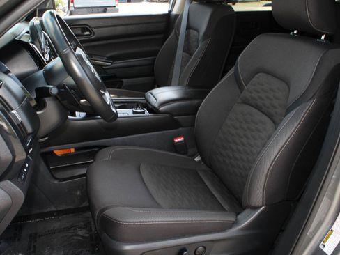 Used 2025 Nissan Pathfinder SV AWD/4WD image 17