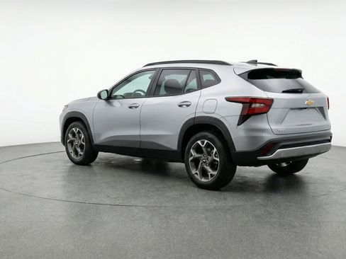 Used 2025 Chevrolet Trax LT w/ LT Convenience Package image 6