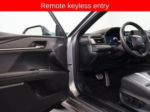 Used 2025 Toyota Camry SE image 11