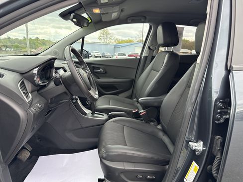 Used 2022 Chevrolet Trax LT w/ LT Convenience Package AWD/4WD image 12