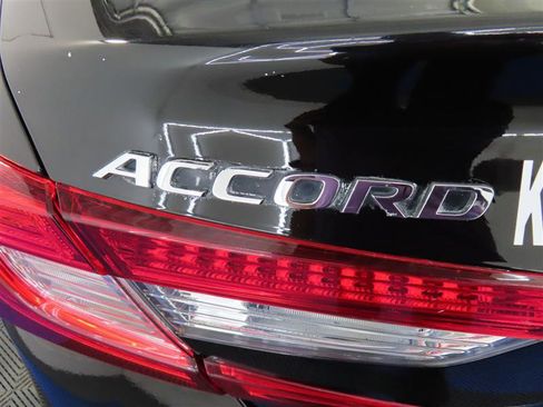 Used 2018 Honda Accord Touring image 11