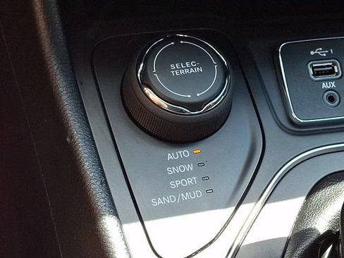 Certified 2019 Jeep Cherokee Latitude Plus w/ Cold Weather Group AWD/4WD image 28