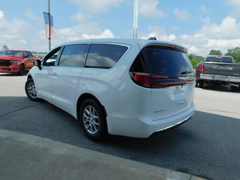 New 2026 Chrysler Pacifica Select image 7