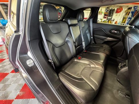 Used 2019 Jeep Cherokee Limited image 10