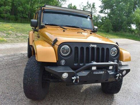 Used 2014 Jeep Wrangler Unlimited Sahara w/ Connectivity Group AWD/4WD image 10